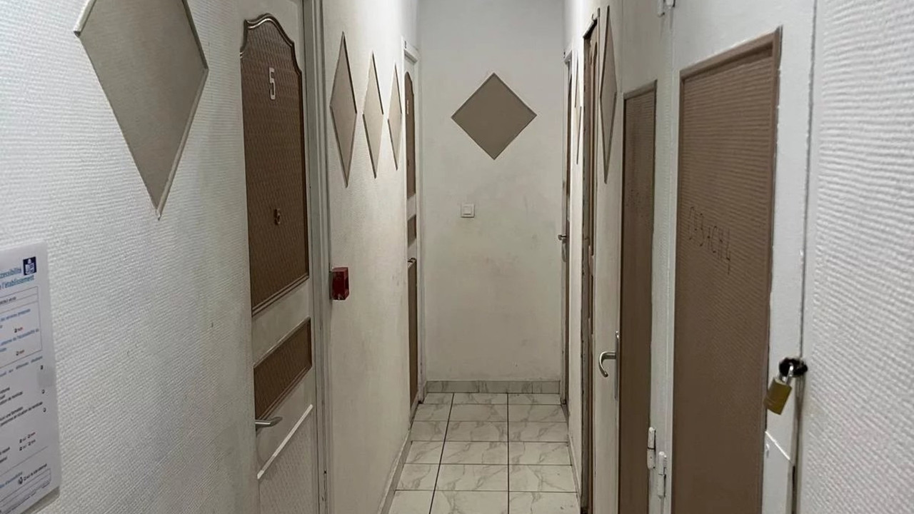 Apartment/commercial premises. 7 rooms, 106 m² - sold tenanted. 2nd floor of 3. 7 beds, 3 showers an - 4