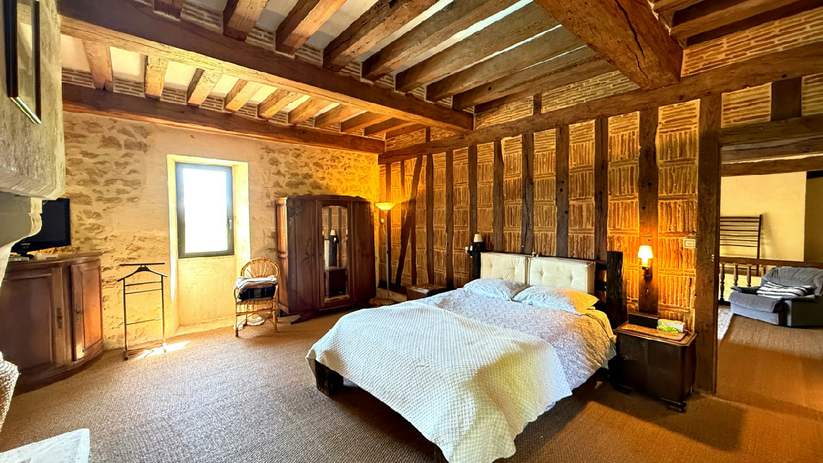 Exceptional Medieval Estate in the Dordogne – Character Property with Guest House and Swimming Pool - 8