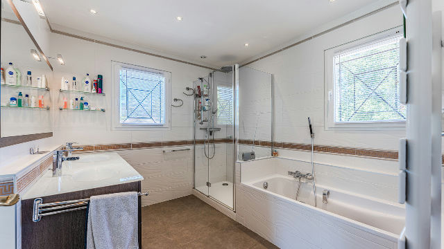 Stunning property with direct access to the golf course - 2