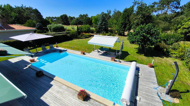 Stunning property with direct access to the golf course - 3