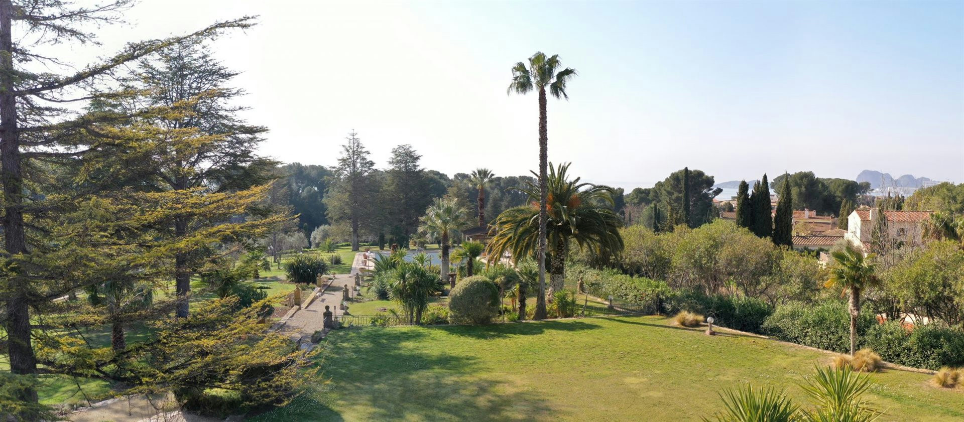 Superb 3-bedroom apartment with park and pool views in La Ciotat