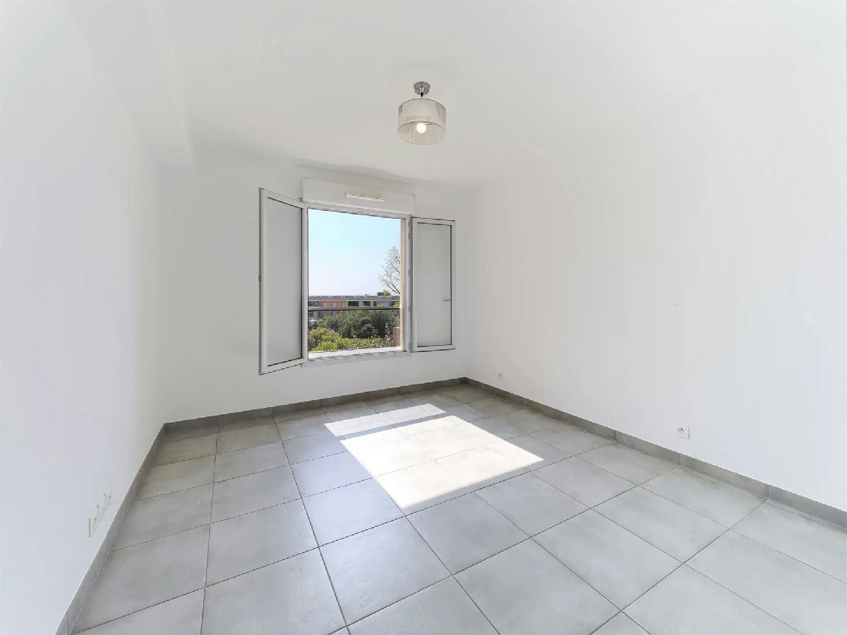 4-Room Apartment With Sea View - 15