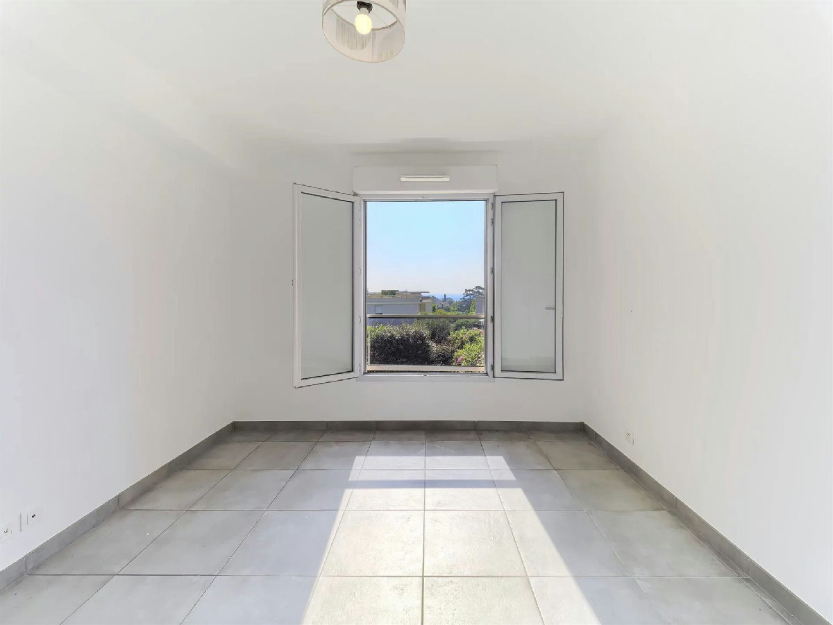 4-Room Apartment With Sea View - 16