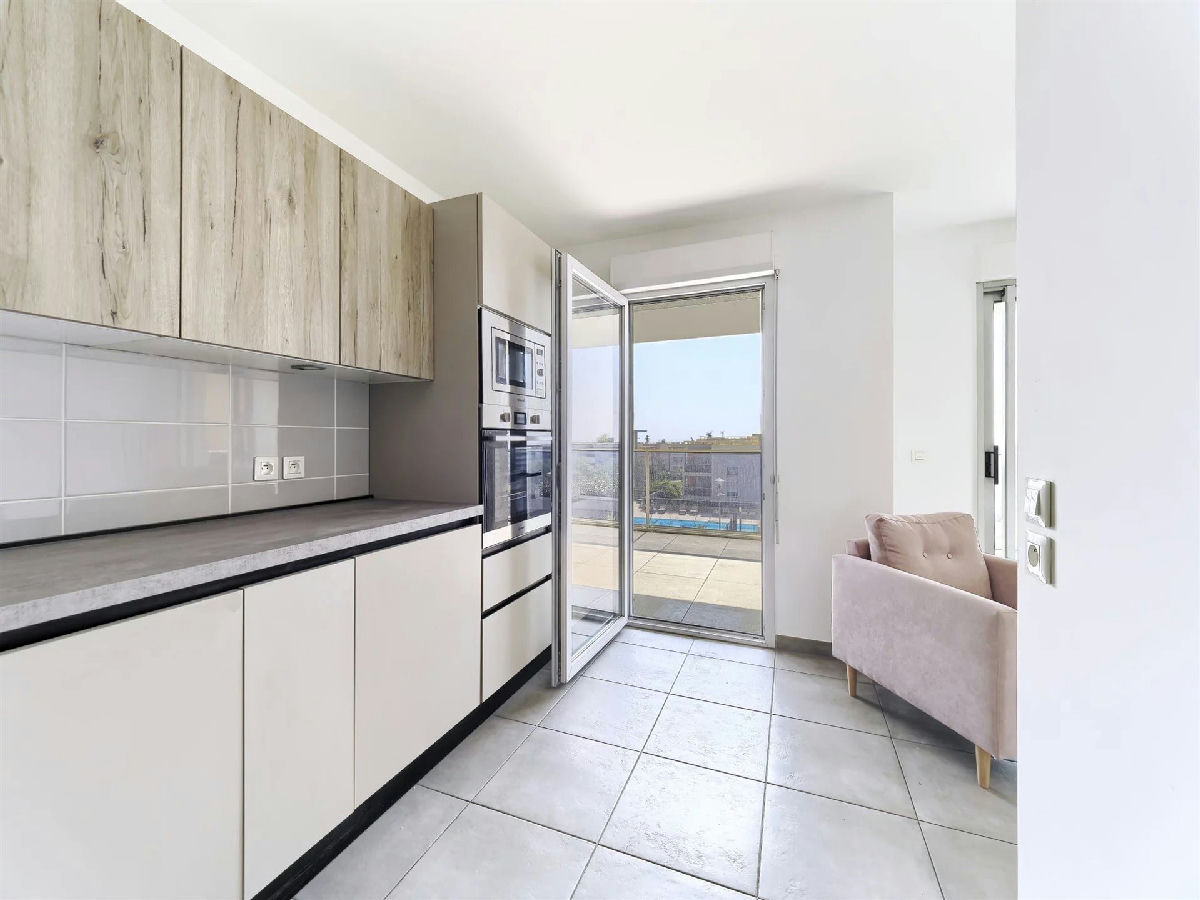 4-Room Apartment With Sea View - 10