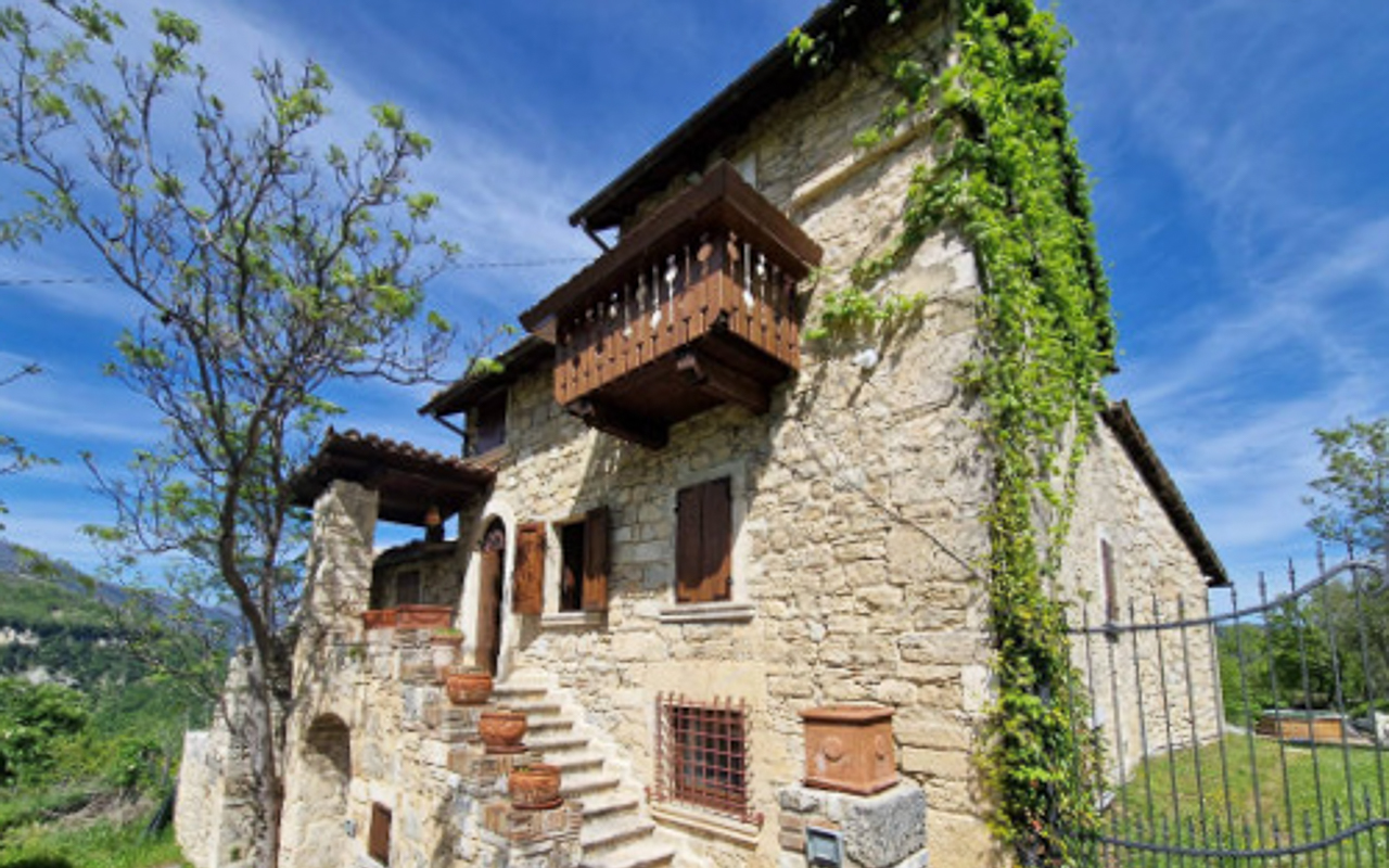 Casale delle Terme is a completely renovated stone farmhouse for sale near the hills of the beautiful medieval city of Ascoli Piceno, Marche - 2