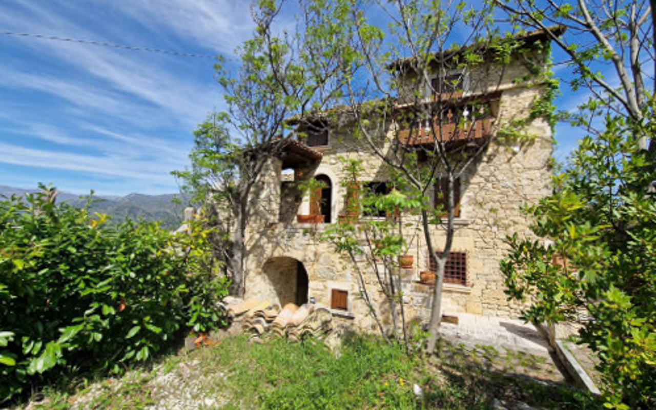 Casale delle Terme is a completely renovated stone farmhouse for sale near the hills of the beautiful medieval city of Ascoli Piceno, Marche - 4