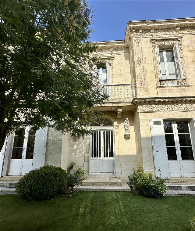 Bordeaux centre, Jardin Public, Hotel Particulier du 19th century, 280 m2 living space with pool and garage