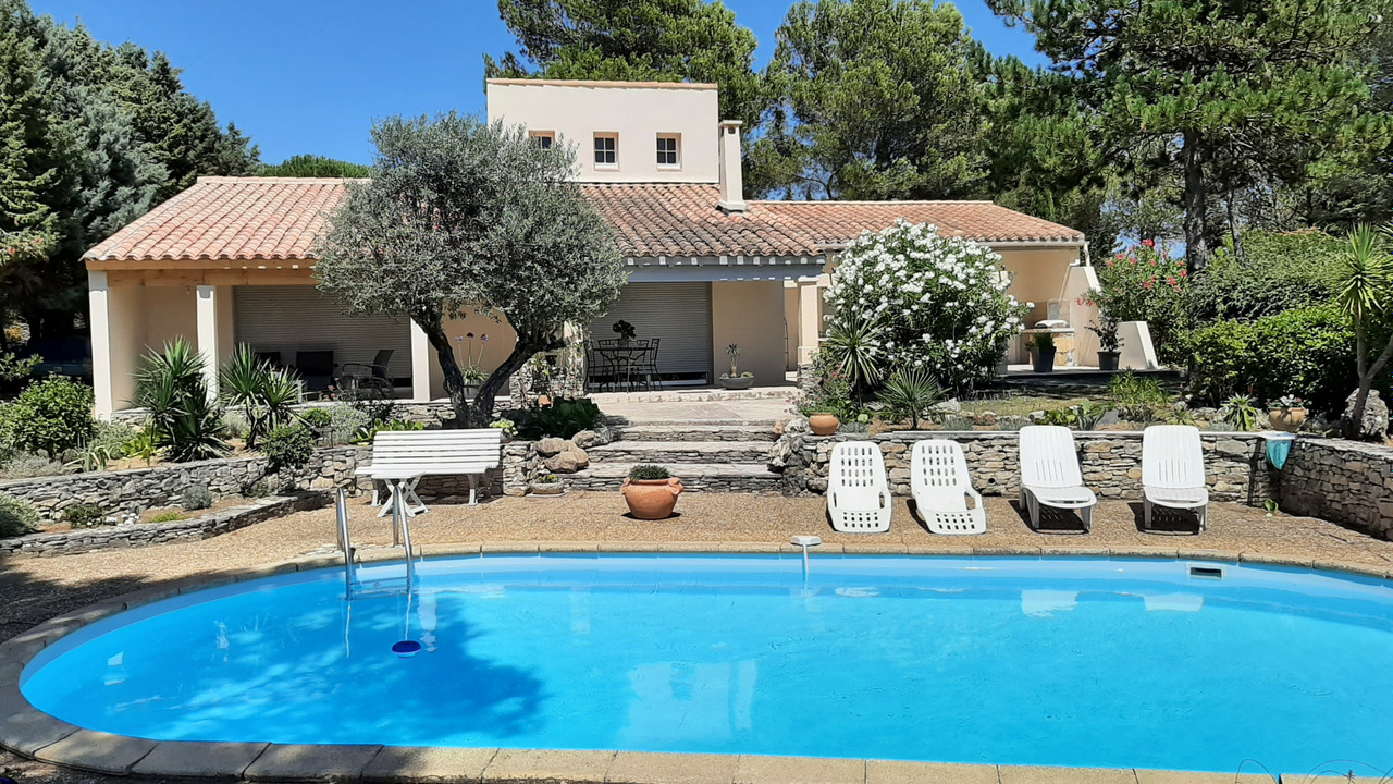 Superb modern house, as new, with 3 bedrooms, terraces and pool, in an enviable location. Stunning v