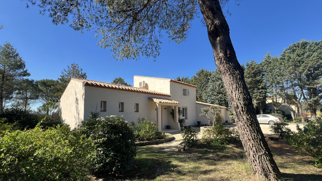 Superb modern house, as new, with 3 bedrooms, terraces and pool, in an enviable location. Stunning v - 5