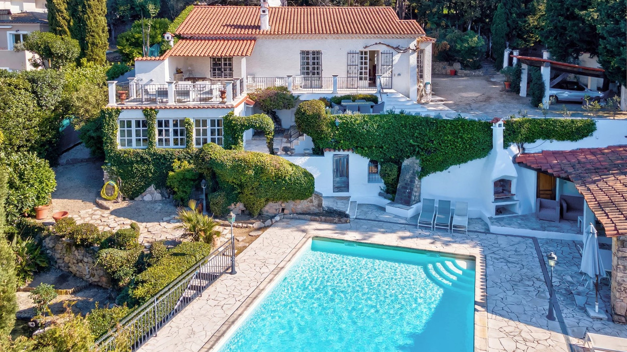 House 207m² on plot 1720m². 6 rooms, 5 bedrooms, 1 bathroom, 4 shower rooms, wc, parking