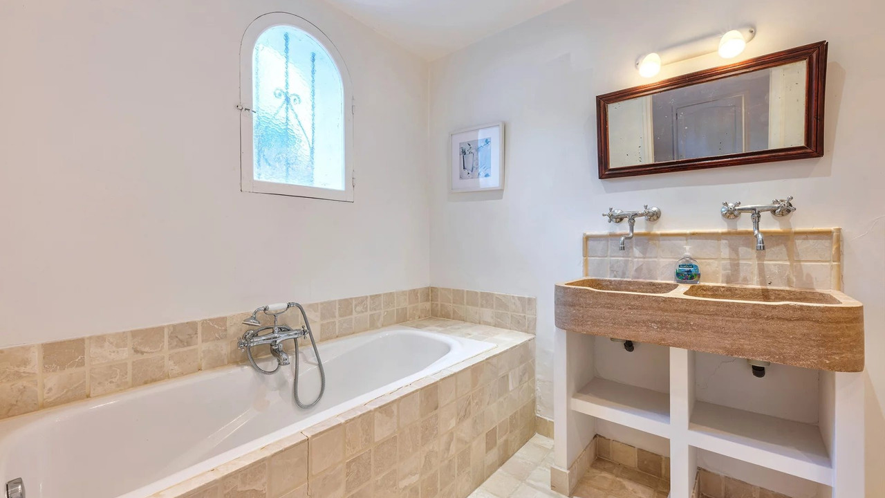 House 207m² on plot 1720m². 6 rooms, 5 bedrooms, 1 bathroom, 4 shower rooms, wc, parking - 2