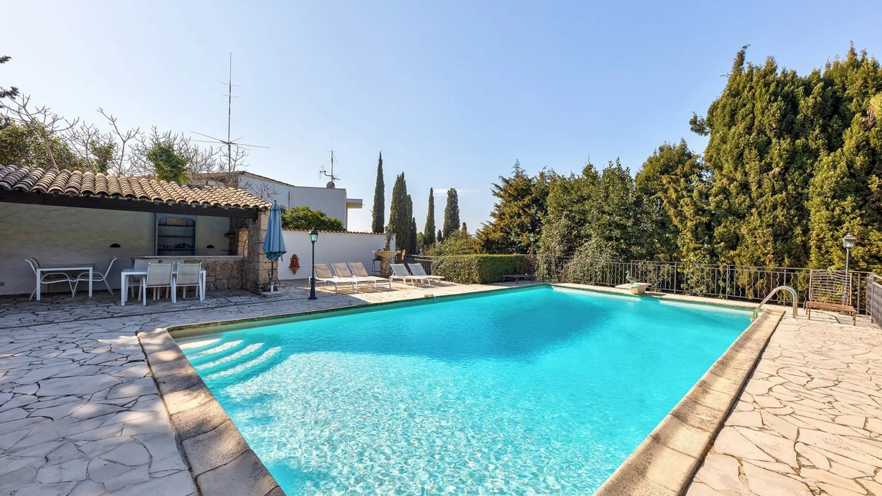 House 207m² on plot 1720m². 6 rooms, 5 bedrooms, 1 bathroom, 4 shower rooms, wc, parking - 3