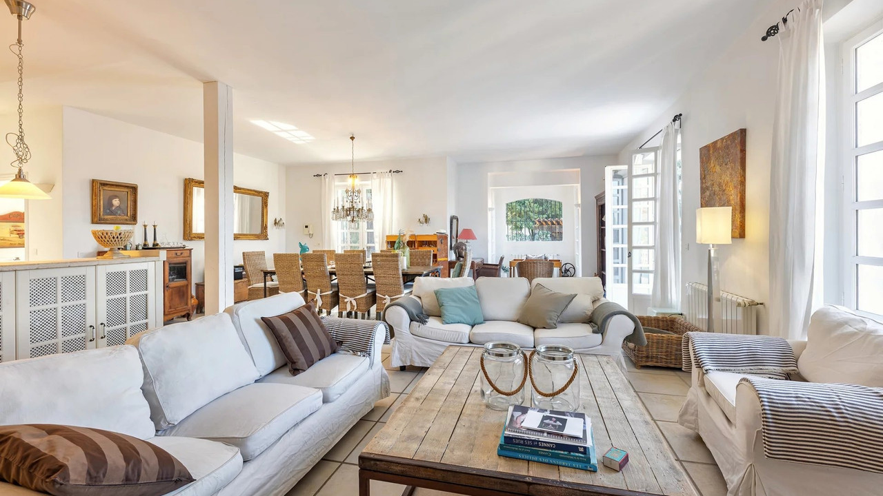 House 207m² on plot 1720m². 6 rooms, 5 bedrooms, 1 bathroom, 4 shower rooms, wc, parking - 4