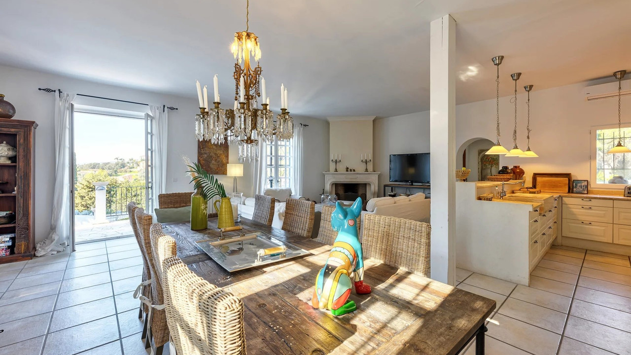 House 207m² on plot 1720m². 6 rooms, 5 bedrooms, 1 bathroom, 4 shower rooms, wc, parking - 5