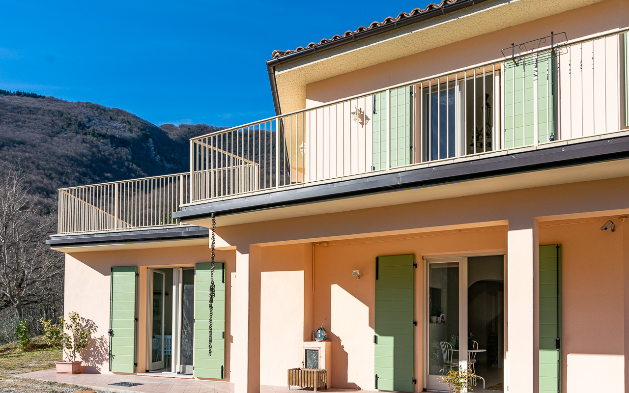 Lovely recently built house located in the majestic Parco Nazionale dei Monti Sibillini. Casa Bucelli