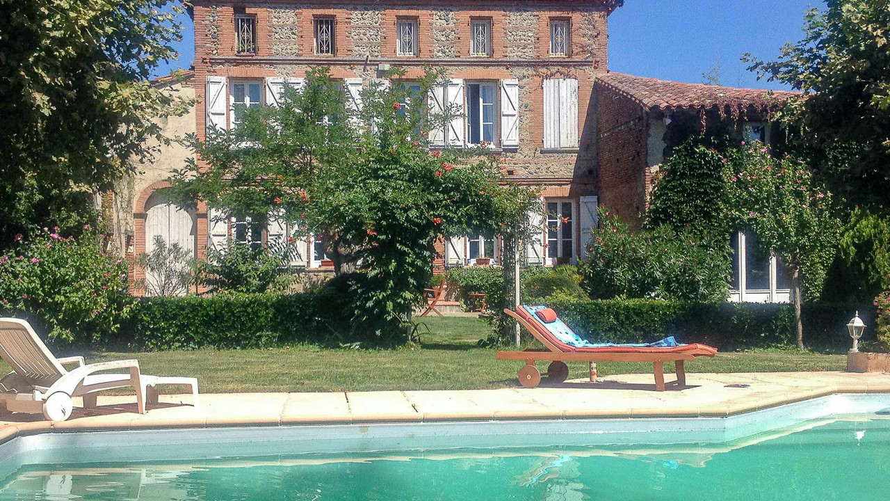 Elegant Toulouse manor house of 329 m², set on a 4,120 m² enclosed plot