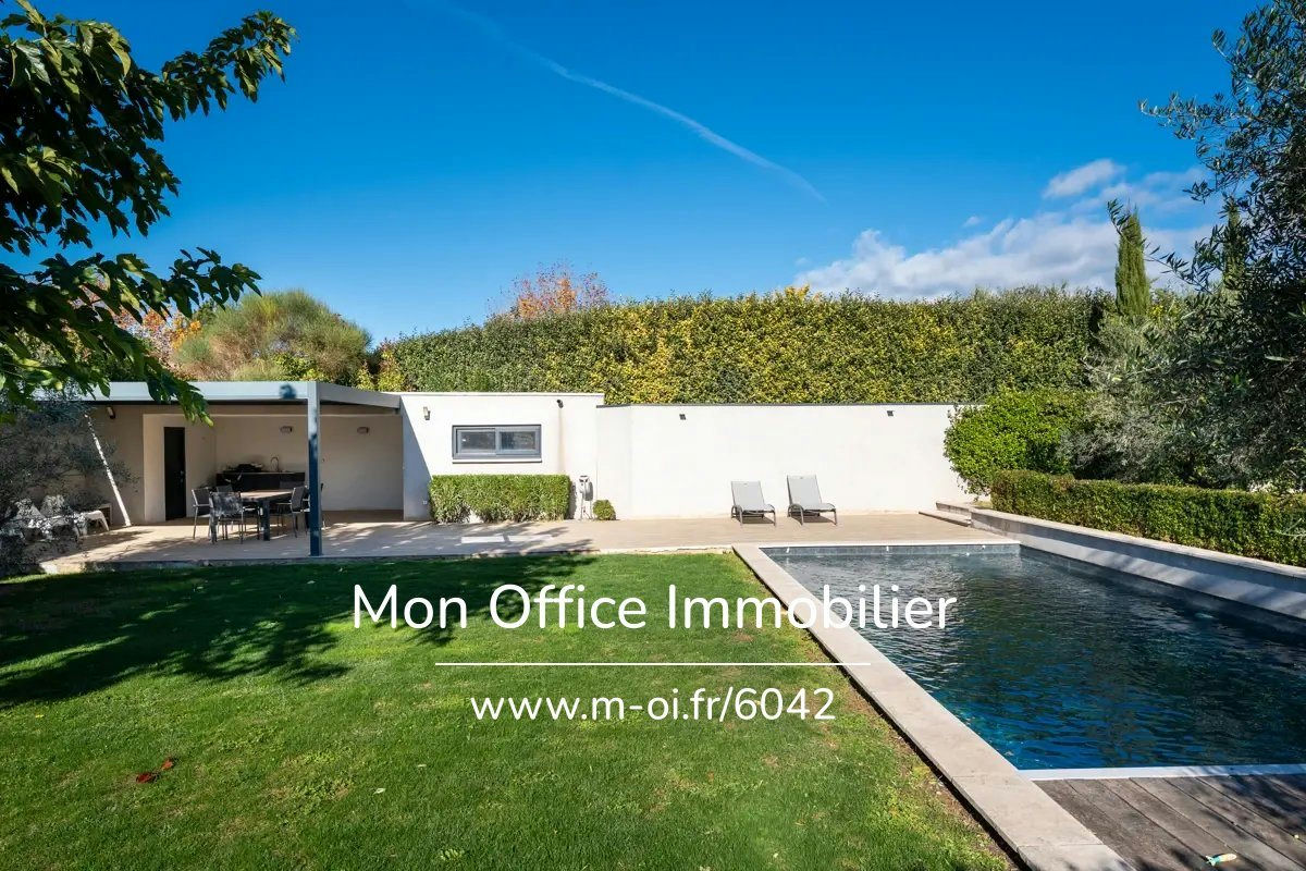 Contemporary single-story villa - 11