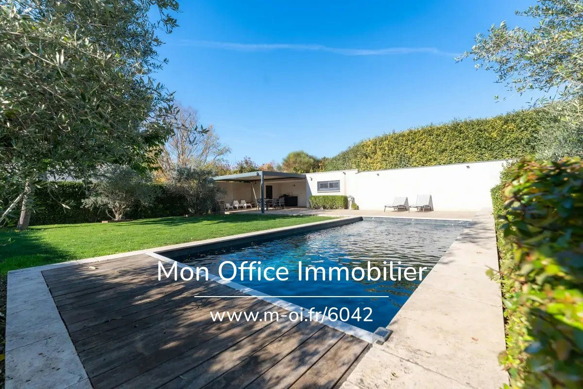 Contemporary single-story villa - 2