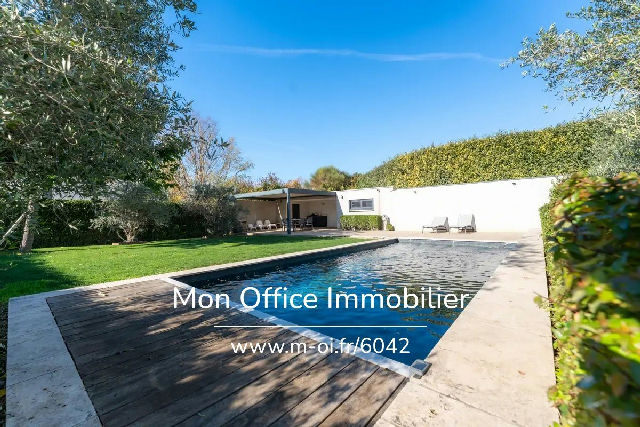 Contemporary single-story villa - 2