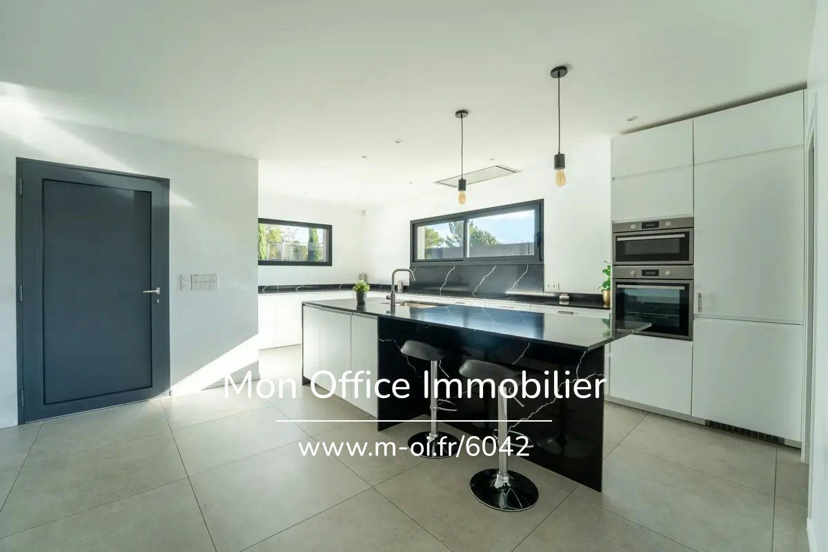 Contemporary single-story villa - 3