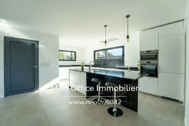 Contemporary single-story villa - 3