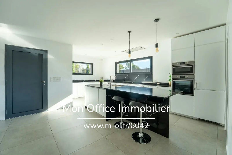 Contemporary single-story villa - 3