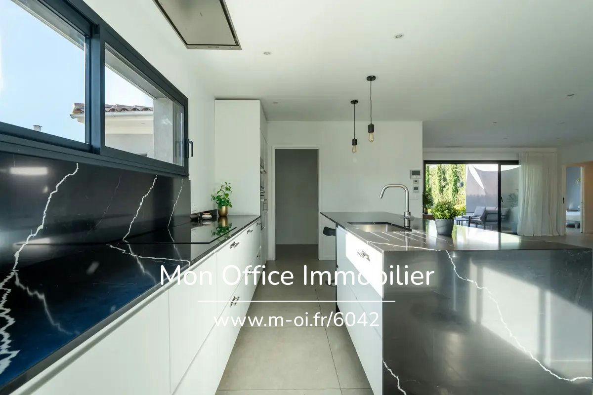 Contemporary single-story villa - 6