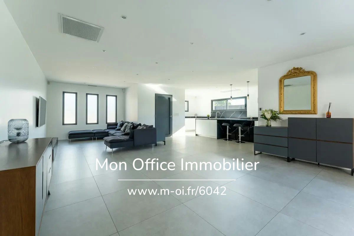 Contemporary single-story villa - 7
