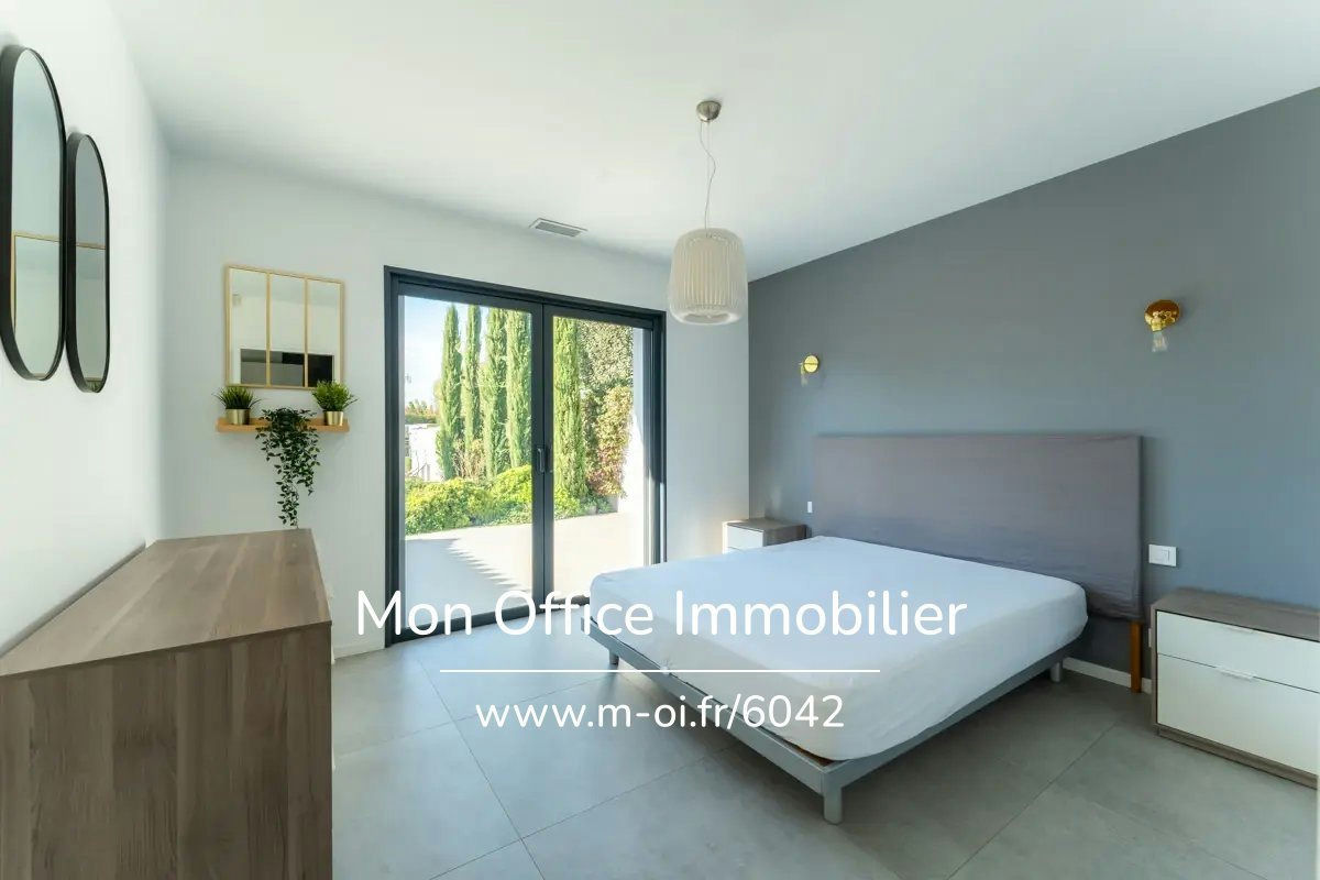 Contemporary single-story villa - 8