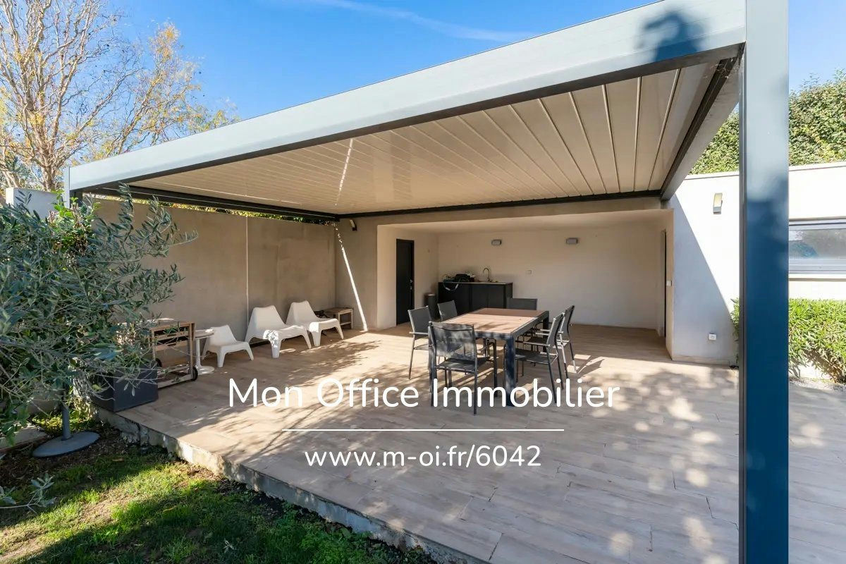 Contemporary single-story villa - 10