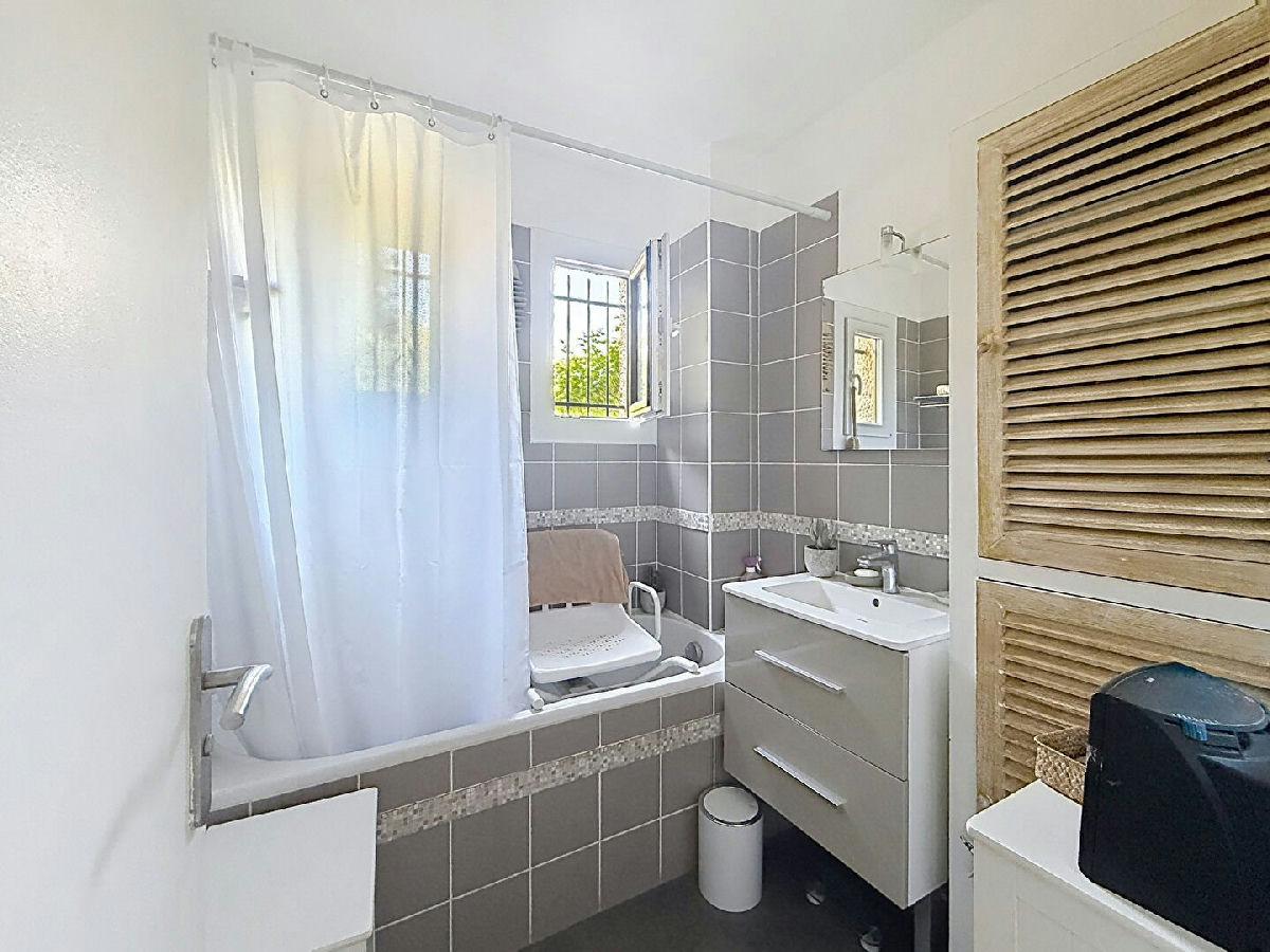 Antibes - Val Claret - Ground-floor apartment with a private 320 m² garden - 11