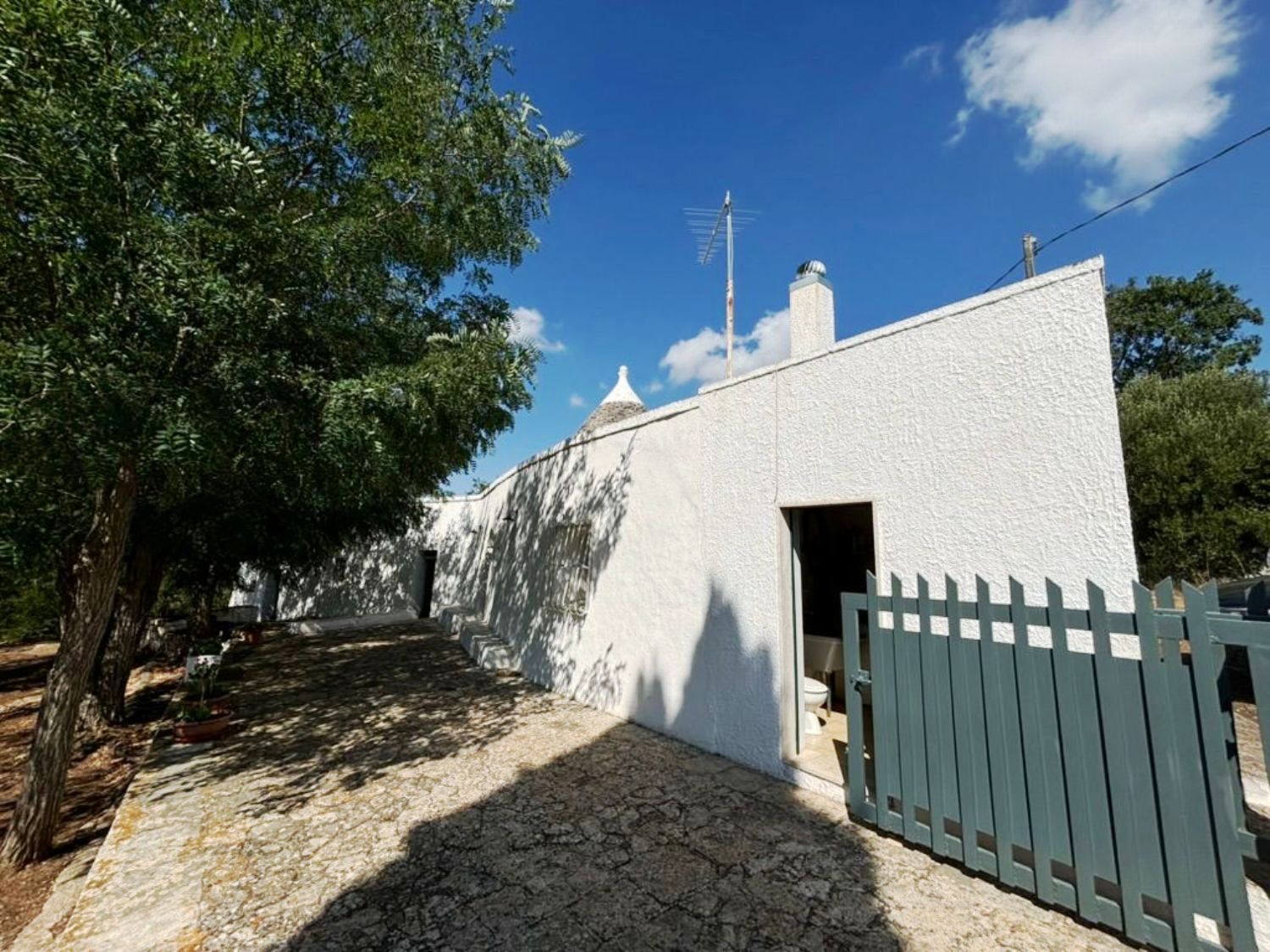 Trullo in the countryside with panoramic views