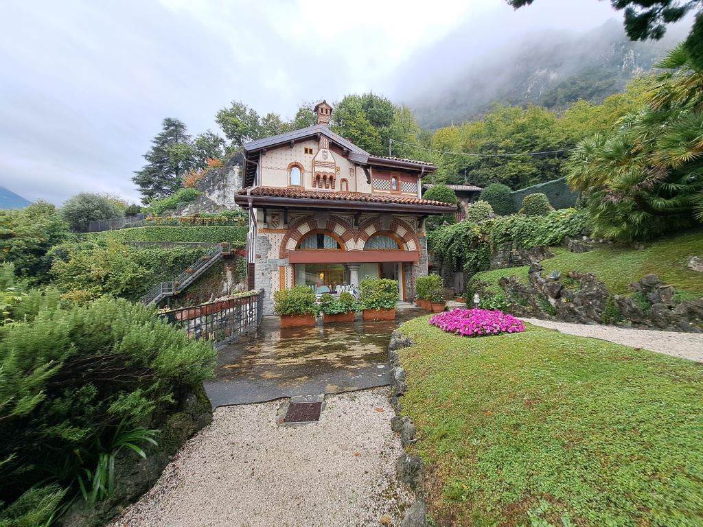 Beautiful apartment right on the lake in a historic building