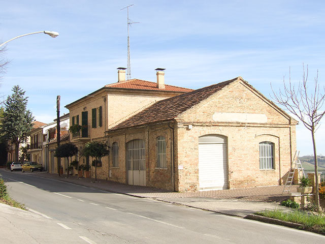 Villa with office and workshop