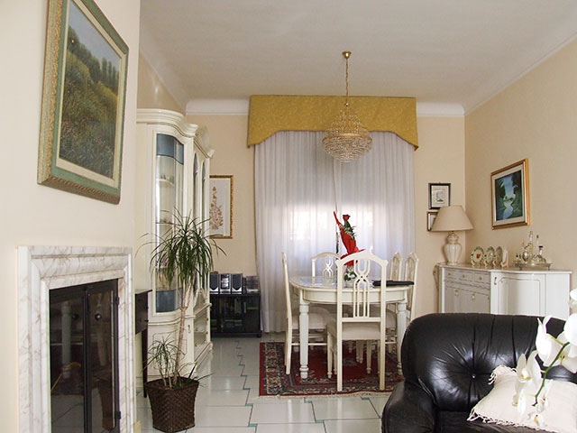 Villa with office and workshop - 3