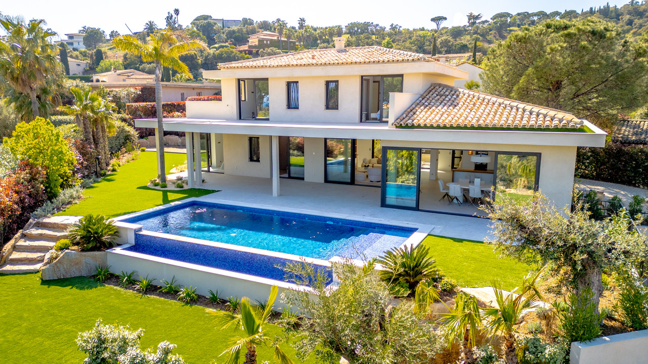 In a quiet, secure neighborhood near downtown: an exceptional villa offering a truly privileged life