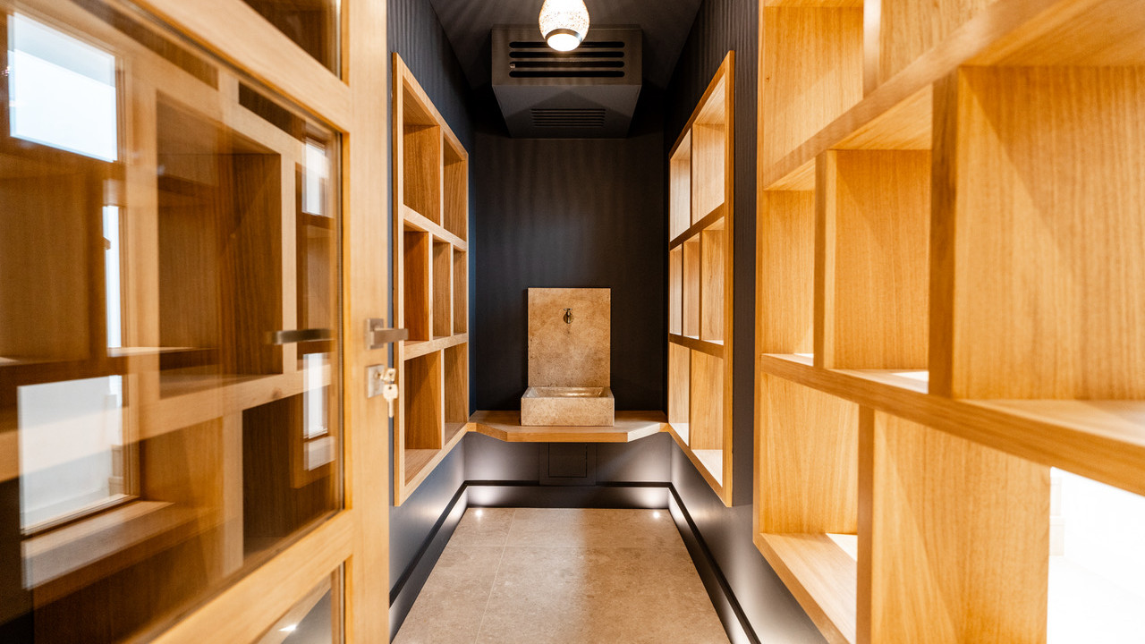 In a quiet, secure neighborhood near downtown: an exceptional villa offering a truly privileged life - 2