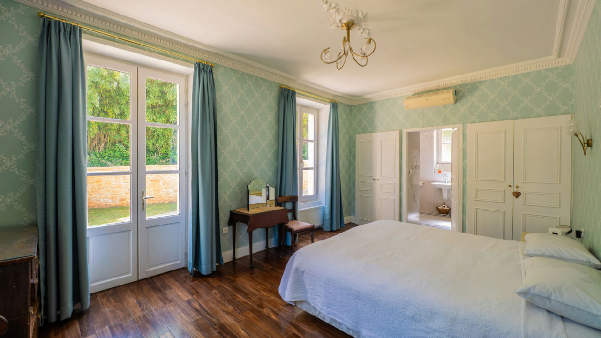 Exceptional Prestigious Manor house with guest accommodation in the heart of historic Sarlat la Cane - 9