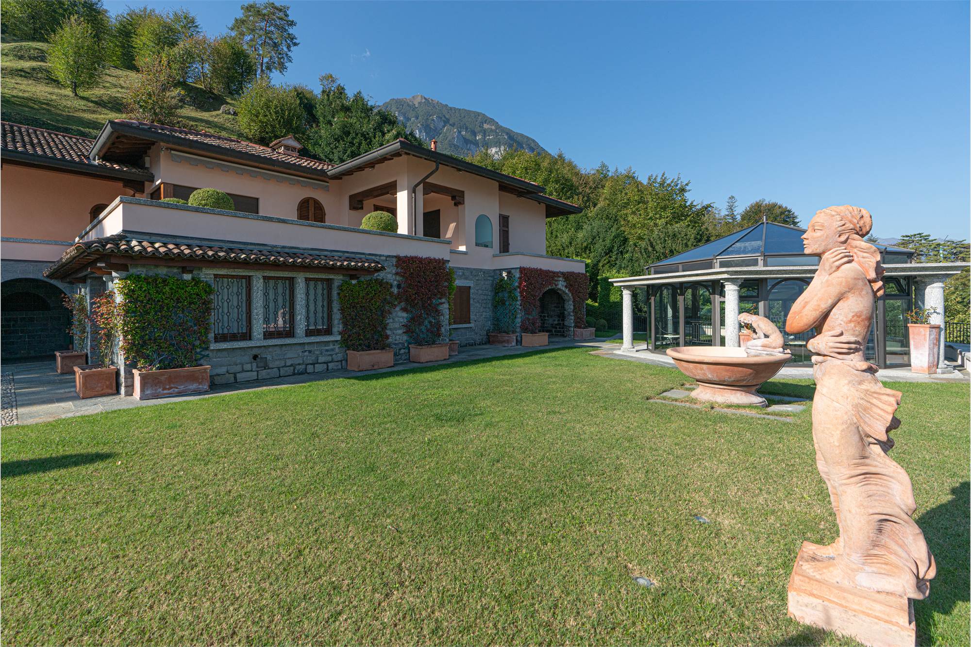 A luxury detached villa with beautiful garden and great views - 2