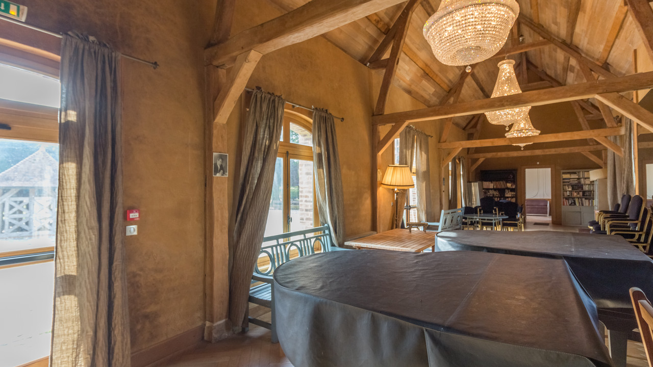 Historic 18th-Century Manor Perfect for Events and Luxury Projects - 3