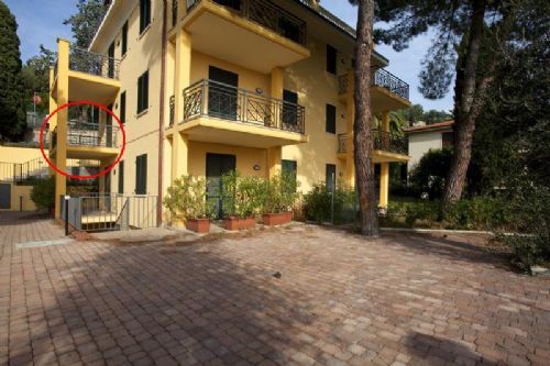 Sunny apartment with garden and sea view