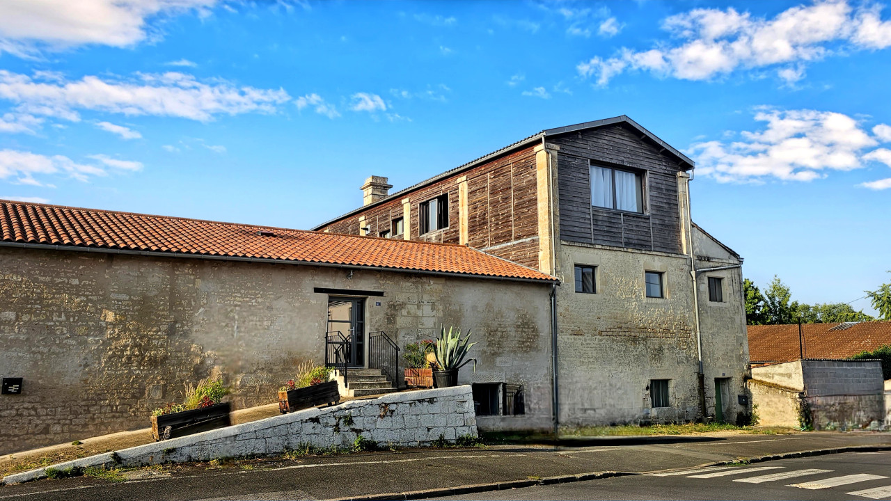Niort – Rare 500 m² property, renovated former industrial building a stone's throw from Port Boinot