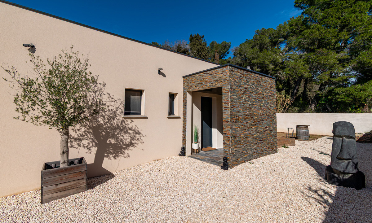 Modern Single-Storey Home with South Terrace, Saltwater Pool, Outdoor Kitchen and Privacy