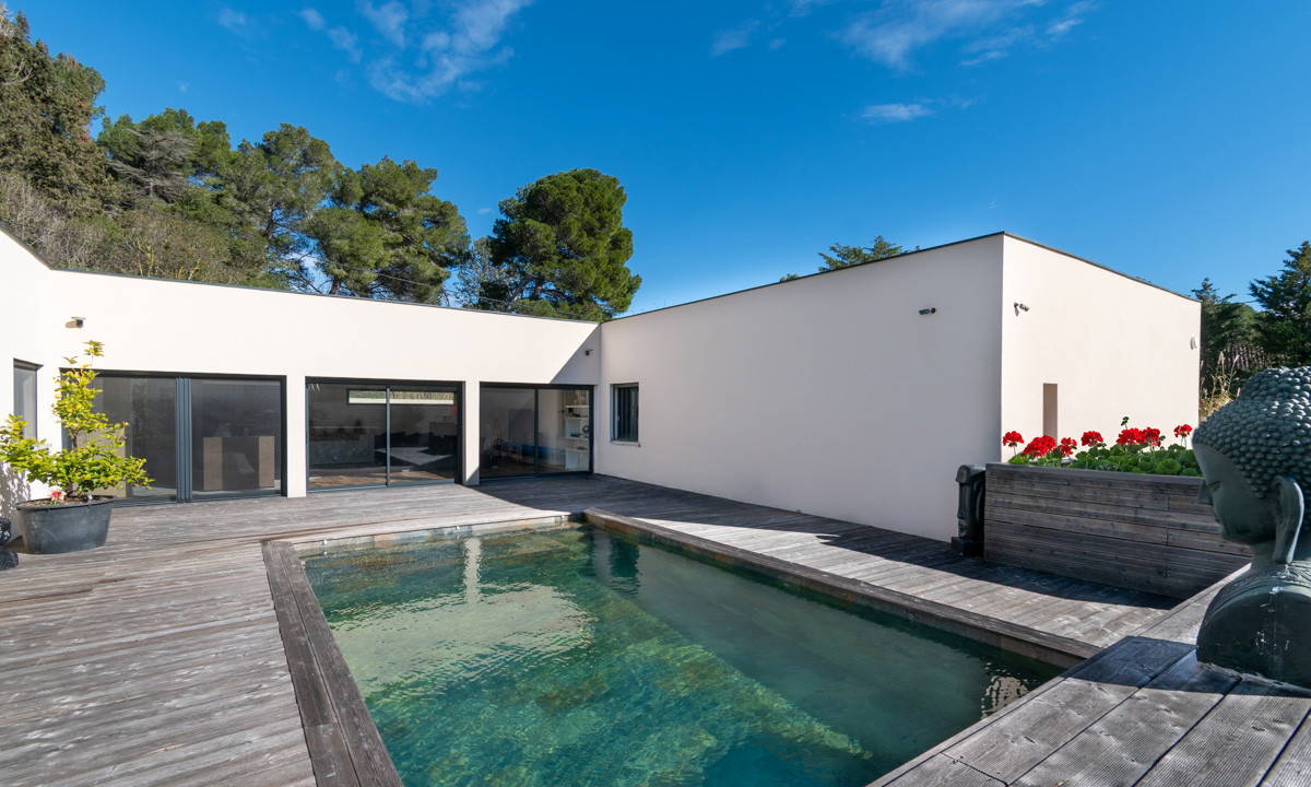 Modern Single-Storey Home with South Terrace, Saltwater Pool, Outdoor Kitchen and Privacy - 2