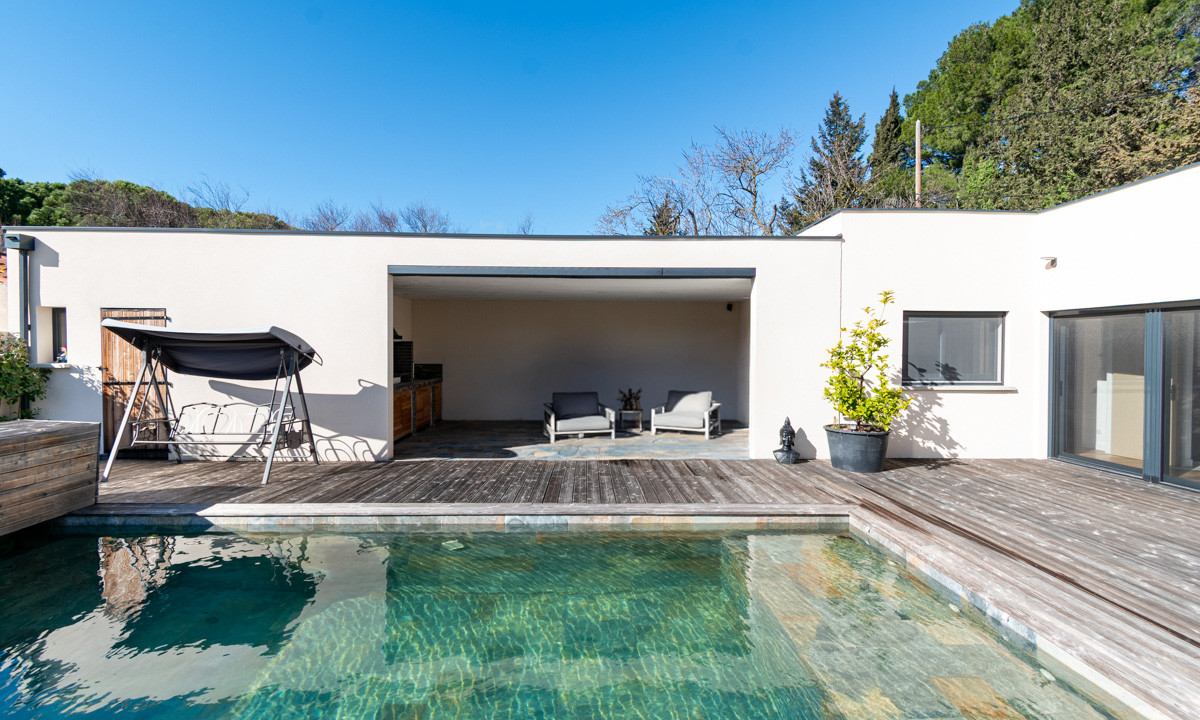 Modern Single-Storey Home with South Terrace, Saltwater Pool, Outdoor Kitchen and Privacy - 3