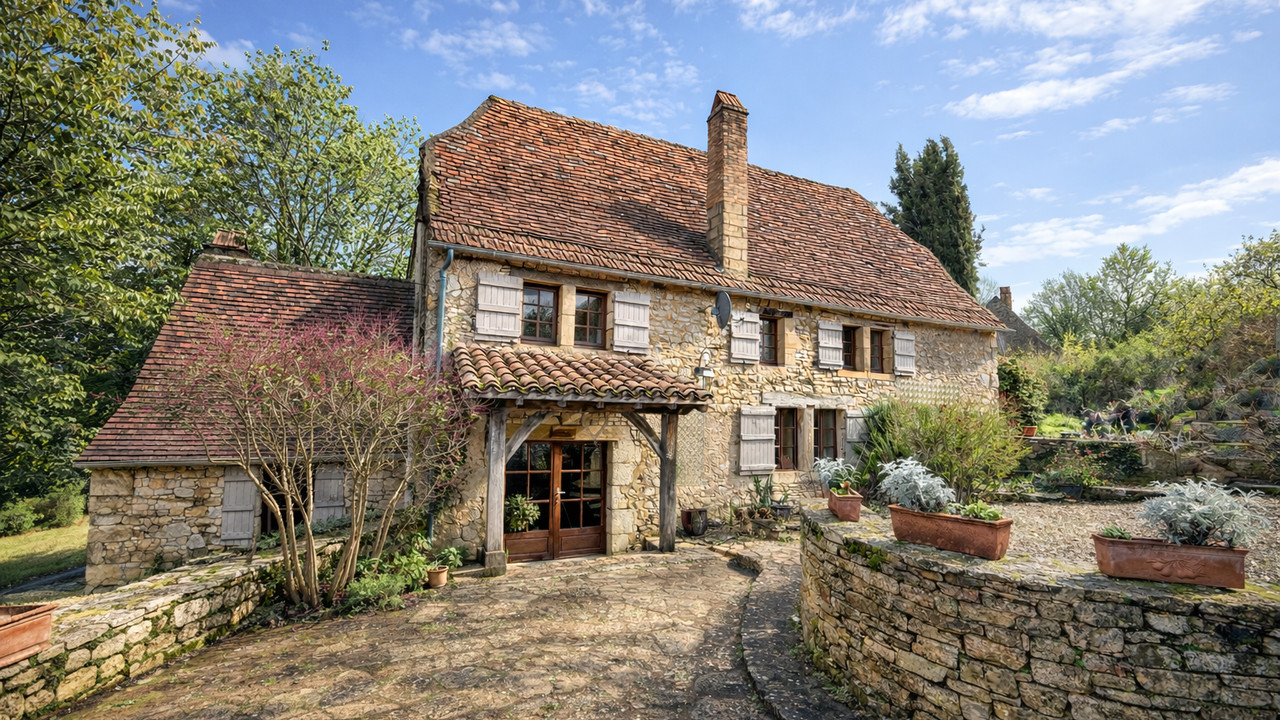 Magnificent property with 3 stone houses in the heart of Perigord Noir, Dordogne. Excellent Gites bu