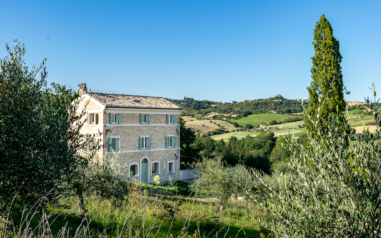 This beautifully located former farmhouse, fully renovated in 2024-2025, seamlessly blends modern comfort with the stunning charm of Le Marche’s rolling landscape