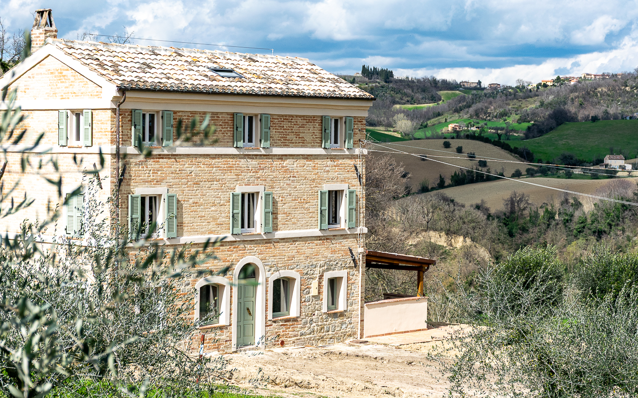 This beautifully located former farmhouse, fully renovated in 2024-2025, seamlessly blends modern comfort with the stunning charm of Le Marche’s rolling landscape - 2