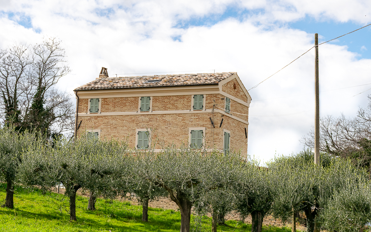 This beautifully located former farmhouse, fully renovated in 2024-2025, seamlessly blends modern comfort with the stunning charm of Le Marche’s rolling landscape - 3