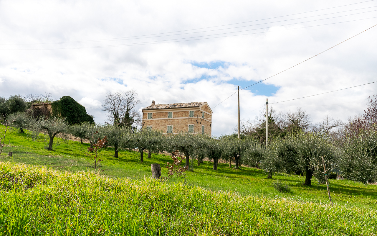 This beautifully located former farmhouse, fully renovated in 2024-2025, seamlessly blends modern comfort with the stunning charm of Le Marche’s rolling landscape - 4